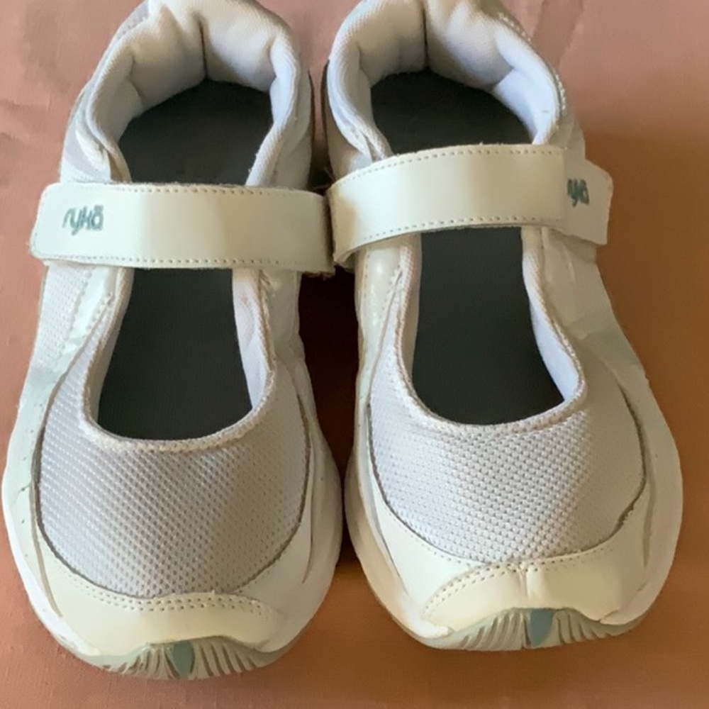 RYKA ATHLETICS  SHOE , LOT OF CUSHION. SIZE 9.5